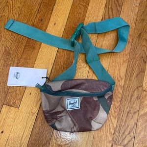 Hershel Fourteen Waist Pack Camo 1.0L